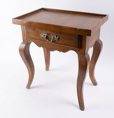 l'image d'une petite table en bois munie d'un tiroir