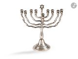 une image représentant une menorah en argent surmontée de cinq bougies