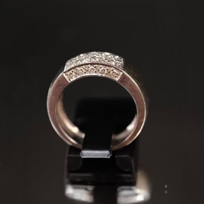 gros plan d'une bague en diamant sur une surface noire