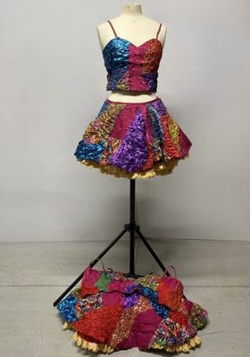 robe en deux parties multicolore posée sur un mannequin sur pied