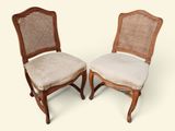 paire de chaises anciennes à dossier en rotin, avec coussins rembourrés