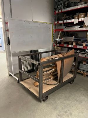 une photo d'une salle avec un tableau blanc posé sur un chariot