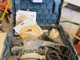 une boîte à outils avec des outils posés sur une table