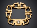 un gros plan d'un bracelet en or orné d'un diamant
