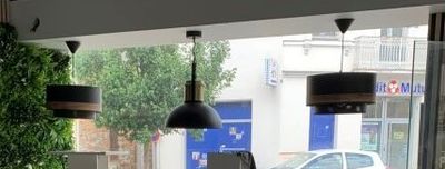 des tables et des chaises dans un restaurant, avec une voiture en arrière-plan