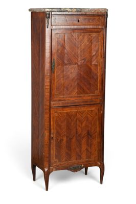 une photo d'une grande armoire en bois avec un plateau en marbre