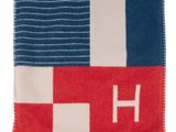 une couverture rouge, blanche et bleue sur laquelle figure la lettre h