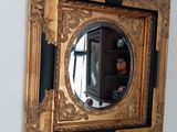 un miroir accroché au mur dans le coin d'une pièce