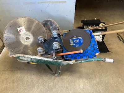 une brouette équipée d'un disque, dans un garage