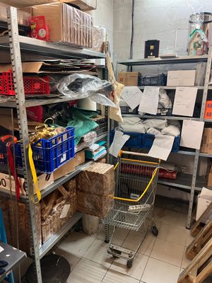 un caddie au milieu d'une pièce remplie de cartons