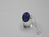 une bague en argent ornée d'une pierre de lapis-lazuli au centre