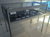 une table sur laquelle sont exposés des articles dans un magasin
