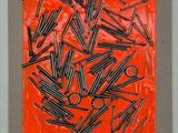 un dessin orange et noir représentant un tas de bâtons sur une feuille de papier