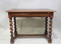 Table à écrire rectangulaire en noyer mouluré, ouvrant par u…