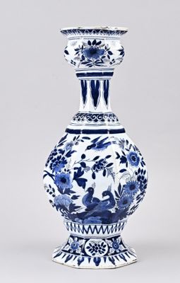 vase bleu et blanc orné d'oiseaux et de fleurs sur fond gris