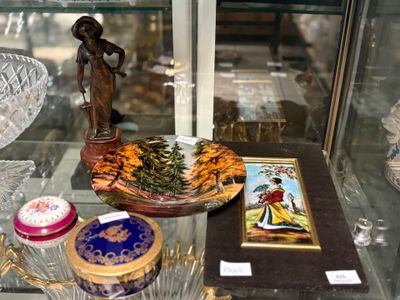une vitrine en verre sur laquelle est posé un bol contenant de la nourriture