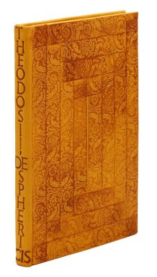 un vieux livre avec une couverture dorée sur fond blanc
