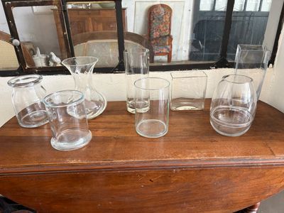 cinq verres posés sur une table, avec un miroir en arrière-plan