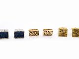 un lot de cinq paires de boucles d'oreilles en or et pierres bleues
