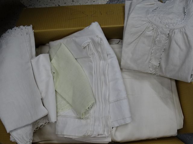 Lot de linge ancien : 5 draps en lin et coton ajourés, 3 draps mo...