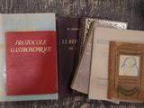 de nombreux livres posés sur une table
