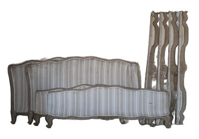 un lit et une chaise placés l'un à côté de l'autre sur un fond blanc