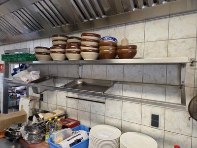 de nombreux bols et casseroles sur le plan de travail de la cuisine