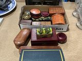 une table sur laquelle se trouvent de nombreux objets