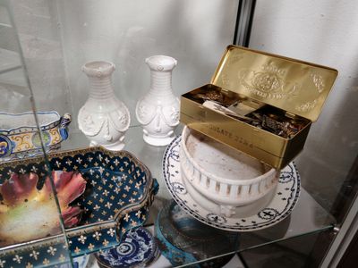 une vitrine en verre sur laquelle sont disposés divers objets décoratifs