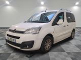 la camionnette blanche est garée sur le sol en damier d'une pièce