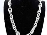 gros plan d'un collier sur un présentoir pour mannequin