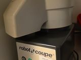un robot posé sur un plan de travail, à côté d'un micro-ondes