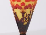deux vases ornés de motifs représentant des animaux, posés sur une table