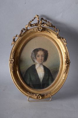 portrait d'une femme vêtue d'un manteau vert et d'un bonnet, dans un cadre doré