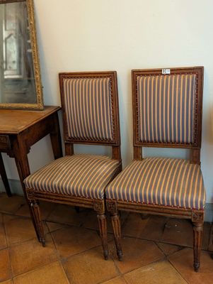 Paire de chaises Louis XVI - Assises et dossiers tapissés.