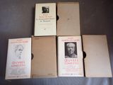 plusieurs livres sont empilés sur une table