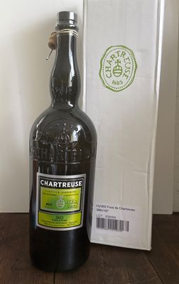 une bouteille de vin posée sur une table à côté d'une boîte