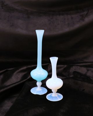 OPALINE - Lot de deux soliflores en verre opalin dans les to…