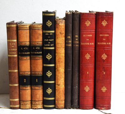 plusieurs vieux livres sont alignés sur une étagère