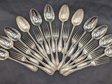 many spoons and spoon spoons arranged in a fan shape