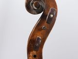 un vieux violon auquel est accroché un archet en bois sur le dos