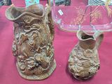 deux vases posés sur une table