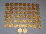 de nombreuses pièces d'or sur un fond bleu