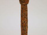 une figurine en bois représentant un homme coiffé d'un chapeau