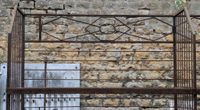 Grille murale de boulangerie en métal anciennement peint, à … (photo 2)