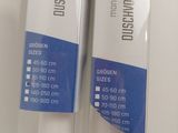 deux tubes de dentifrice posés l'un sur l'autre sur une étagère