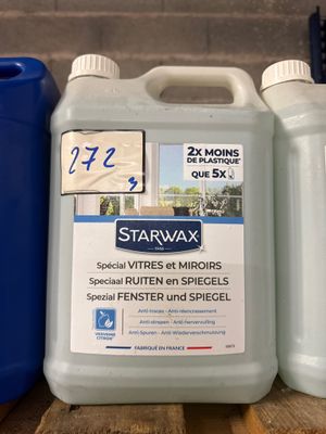 trois flacons de Starwax posés sur une table en bois