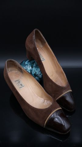 CELINE – Paire de chaussures à petit talon en daim marron et cuir...