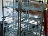un grand chariot métallique posé au milieu d'une pièce