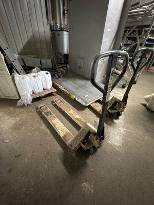 une palette posée au milieu d'une pièce